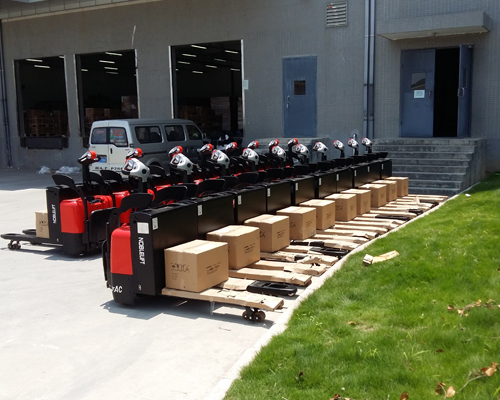 選(xuǎn)擇電動叉車時(shi)需要考慮哪些(xiē)關鍵因素？如何(he)根據實際需求(qiú)進行合理選型(xíng)？