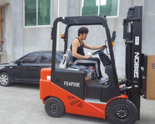 進口啤酒批(pī)發點平衡重2噸(dun)叉車客戶試車(che)中