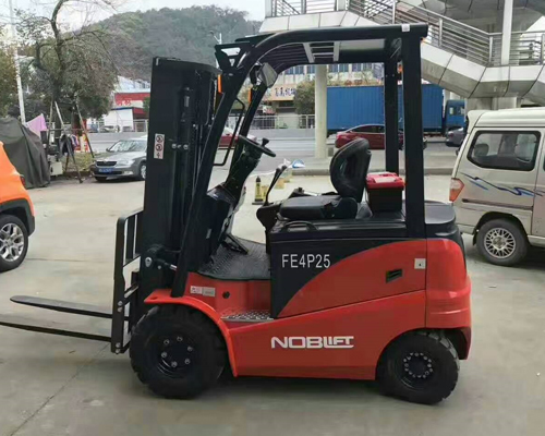 甯德時代新(xīn)能源批量平衡(heng)重電動叉車交(jiāo)車