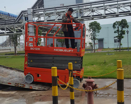諾力剪叉式(shi)高空作業平台(tai)服役于莆田湄(mei)洲灣電廠