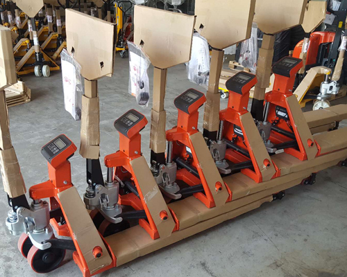 電子秤叉車(che)--某五色金屬回(huí)收廠諾力電子(zǐ)秤搬運車